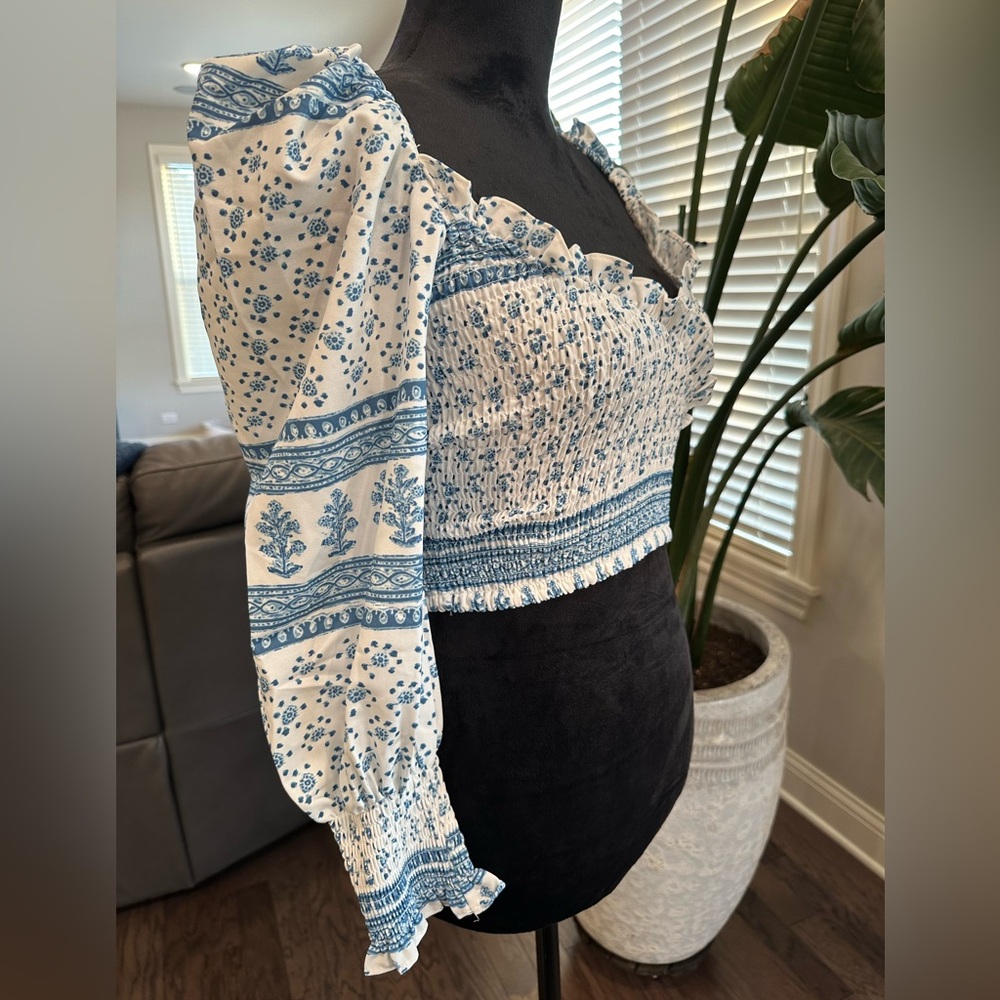 ✨NWT✨ 70°F/21°C Long Smocked Balloon Sleeve Crop Top Women Large White Blue - Picture 6 of 13